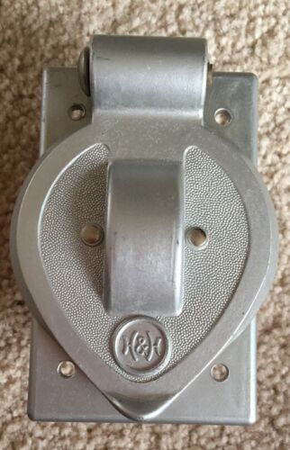 Arrow Hart 7600 Three Wire Hart-lock Male Motor Plug Base