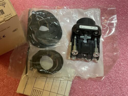 Allen Bradley 30MM Momentary Push Button 800H-AR2A - Image 3