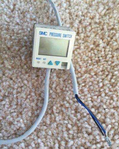 SMC ISE4-01-65 Pneumatic Pressure Switch - Image 2
